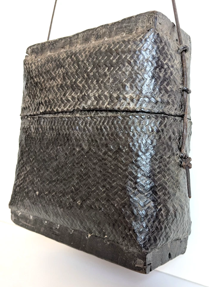 Antigua cesta artesanal de Filipinas del Pacífico asiático temprano con cubierta de madera y base Foto 4 de 4