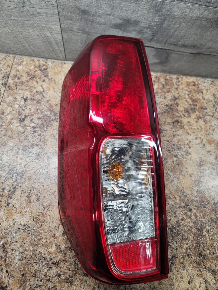 Luz trasera halógena exterior para Nissan Frontier 2005-2014 (izquierda/conductor) Foto 2 de 4