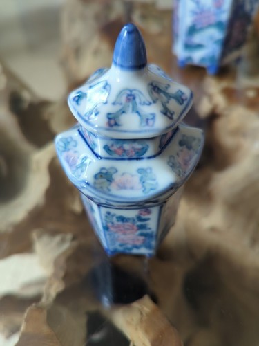 Chinese Blue And White Lidded Pagoda Vase Miniature 10cm Immaculate Condition - Picture 7 of 7