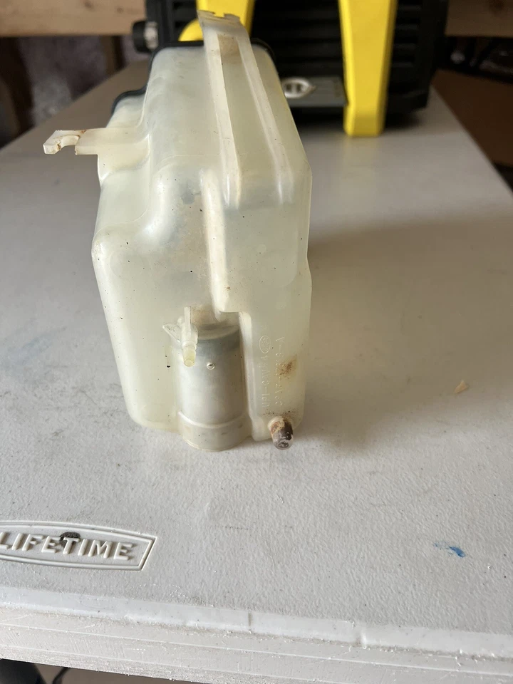 Ford Ltd 1970 tanque de sobreflujo Foto 2 de 4