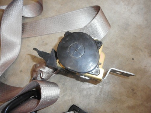 2002 MERCURY MOUNTAINEER LEFT DRIVER MIDDLE ROW SEATBELT - Picture 5 of 7