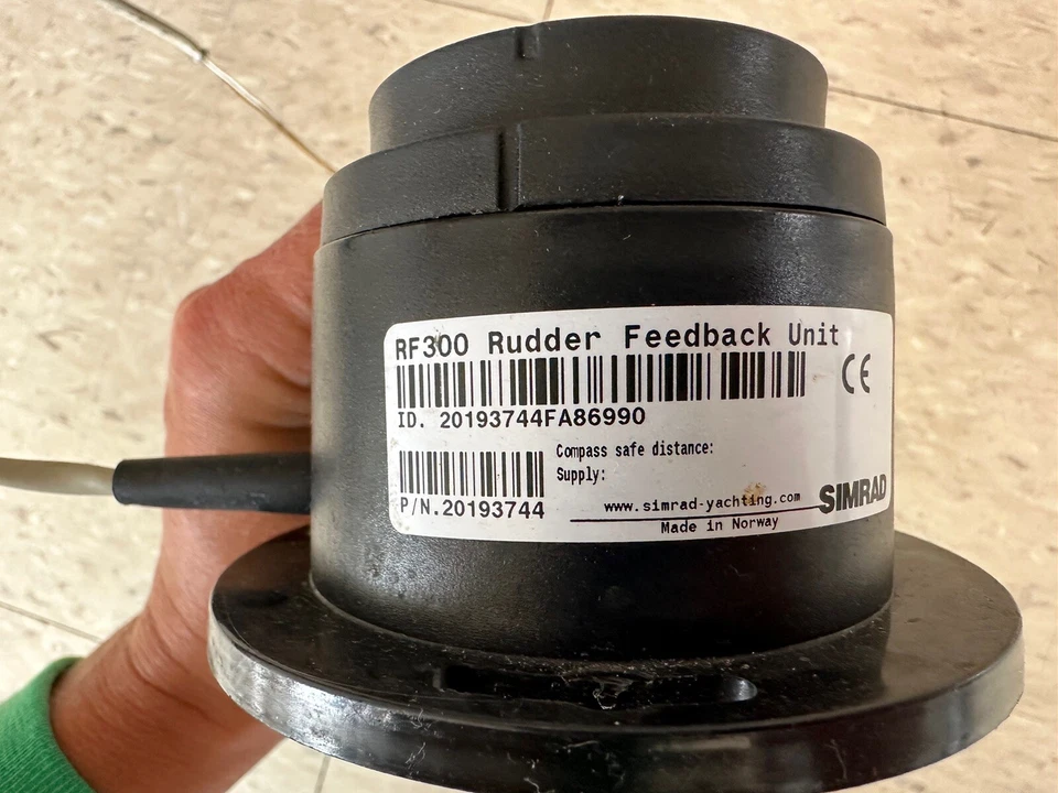 Unidad de retroalimentación de timón Simrad RF300 Foto 3 de 3