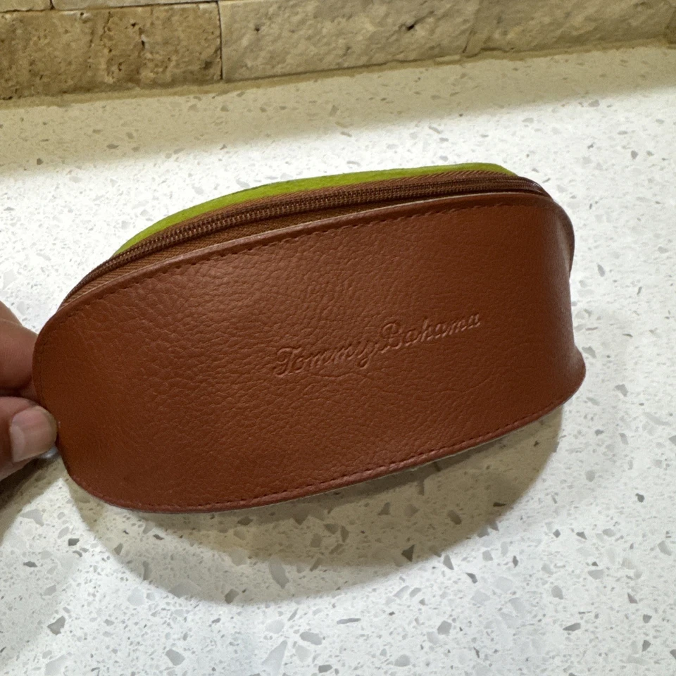 Estuche para gafas de sol Tommy Bahama marrón con cremallera alrededor suave por dentro Foto 3 de 4