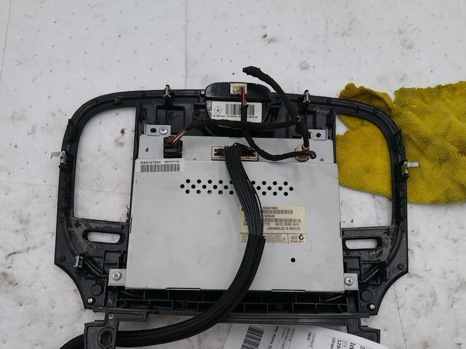 Pantalla de infoentretenimiento usada se adapta a: pantalla Chrysler 300 2014 8,4`` grado A Foto 2 de 4