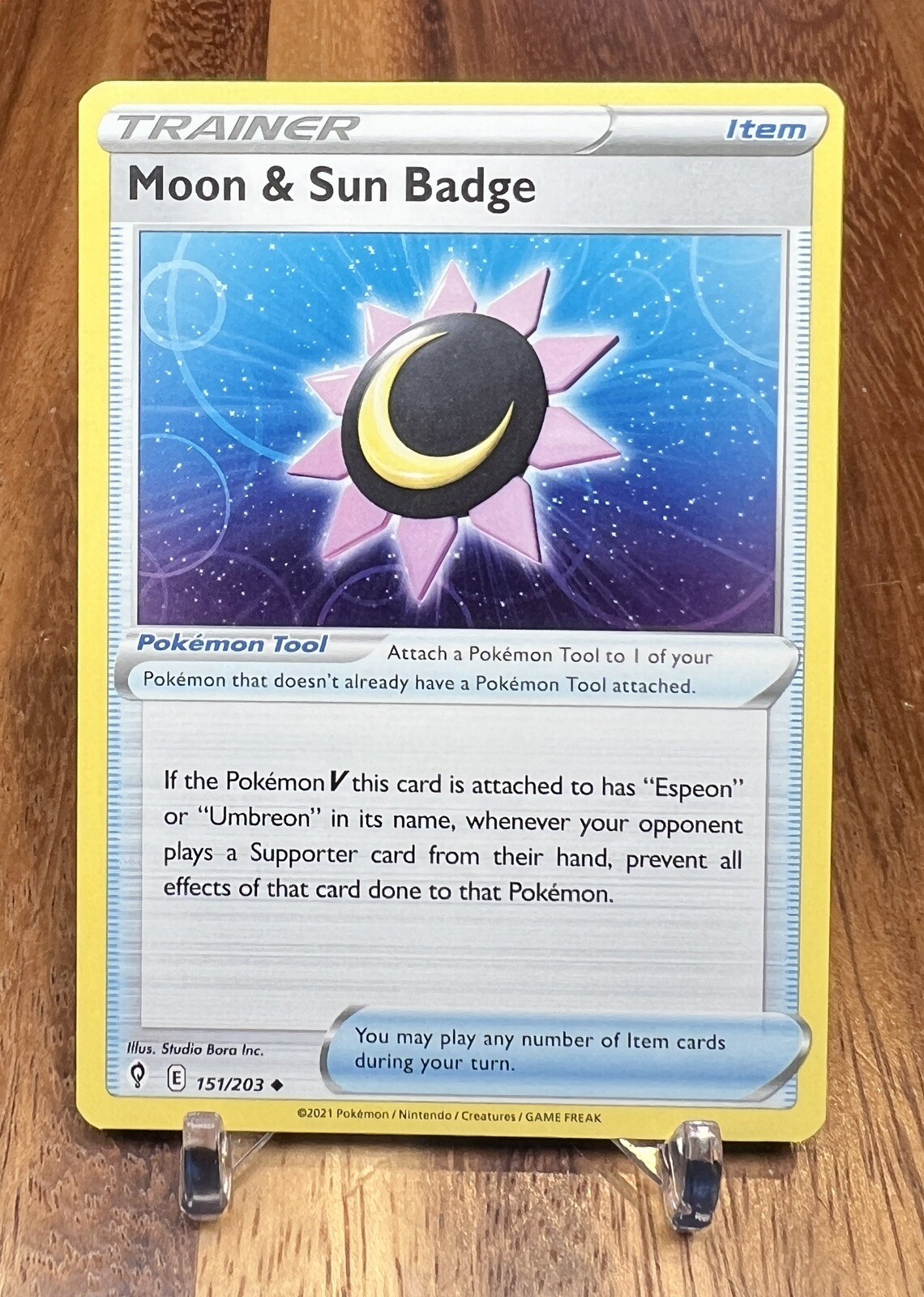 Moon & Sun Badge 151/203 Evolving Skies Trainer Item Pokemon Card NM
