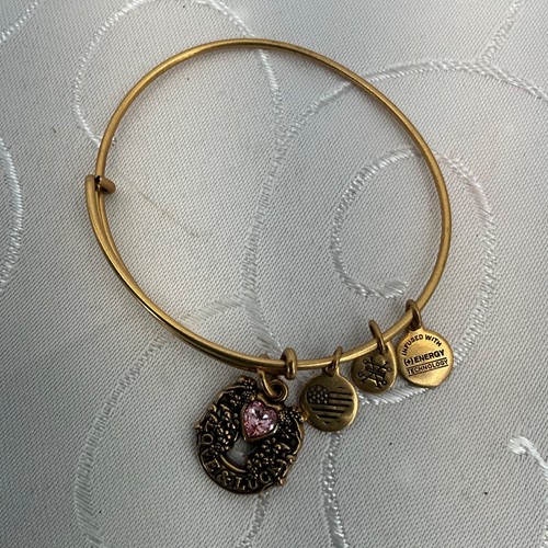 Alex & Ani Bettelarmreif goldfarben Love & Luck mit rosa Kristallherz