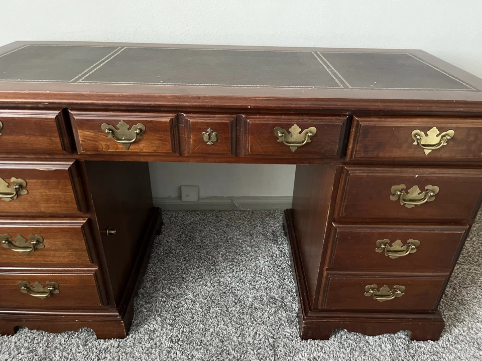 Escritorio ejecutivo Broyhill vintage - tapa de cuero, madera maciza - recogida local (Atlanta) Foto 4 de 4