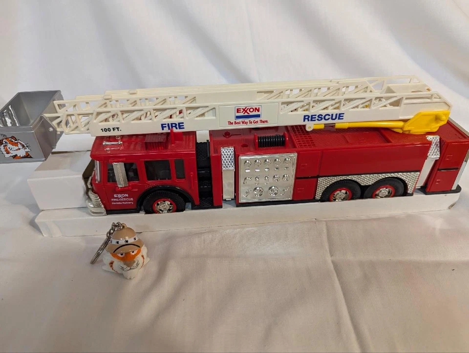 EXXON 1998 Collector’s Edition Fire Truck 7th in Series, New In Box - Image 3 of 4