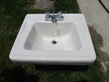 VINTAGE AMERICAN STANDARD WHITE PORCELAIN BATH / BATHROOM SINK W/ BRACKETS