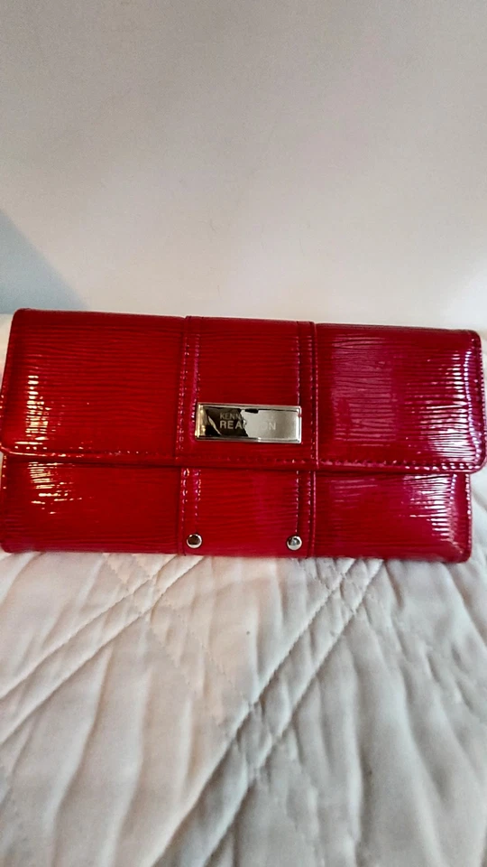 Cartera clutch Kenneth Cole Reaction roja usada Foto 2 de 4