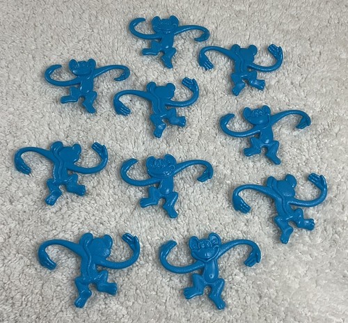 Barrel of Monkeys Game Hasbro 10 Blue Monkeys & Blue Barrel **NICE CONDITION** - Picture 4 of 5