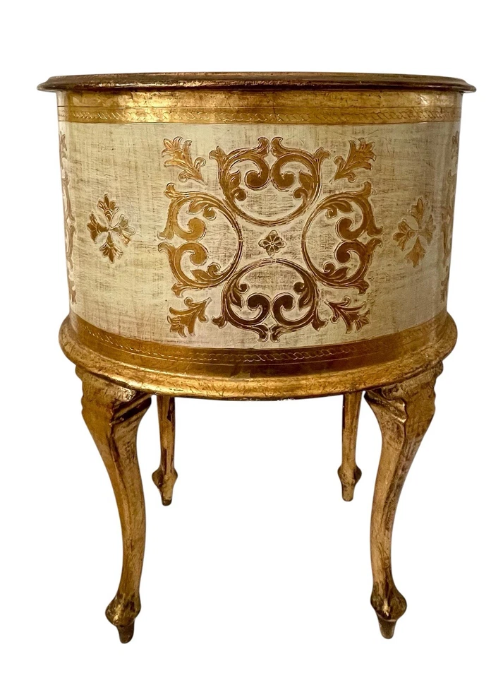 Mesita de noche italiana florentina ovalada dorada vintage dorada y blanca. Mediados del siglo XX. Foto 3 de 4