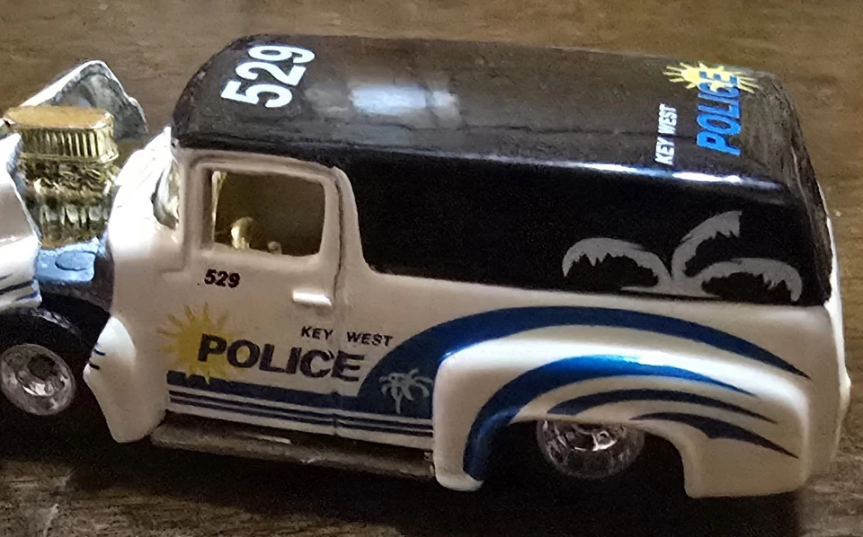 Camión de policía Hot Wheels Cop Rods 56 Ford Real Riders Key West Florida Keys de 2,75" Foto 2 de 4