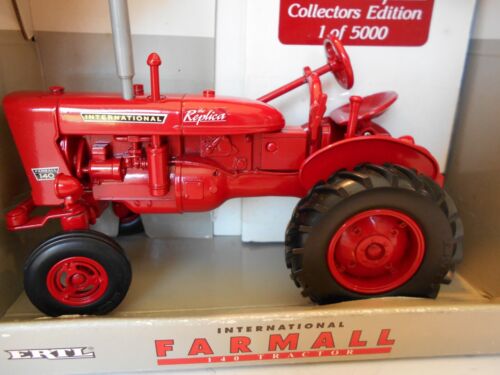 Vintage 1995 Ertl 1:16 Scale International Farmall 140 Tractor LE 1/5000 NIB - Picture 4 of 16