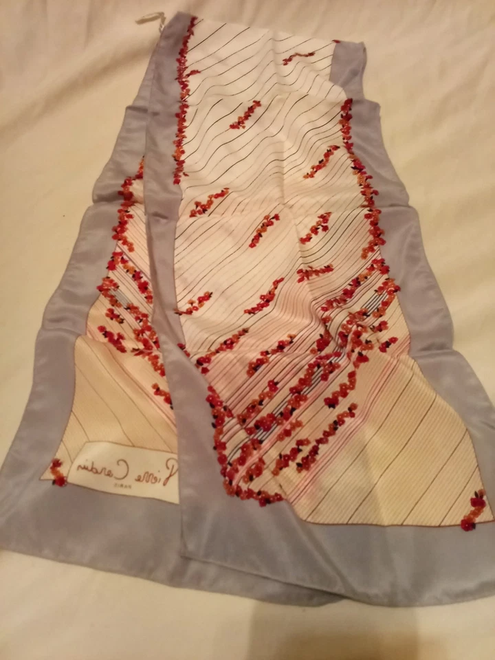 Pierre Cardin 100% Seda Bufanda París Diseño Raro Diseñador Bufanda Francia 48 Pulgadas Foto 4 de 4