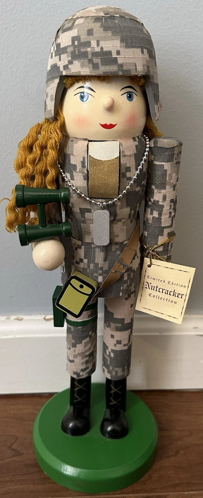 2010 Target Limited Edition Nutcracker 14" Female Girl Military Army Soldier
Opens in a new window o