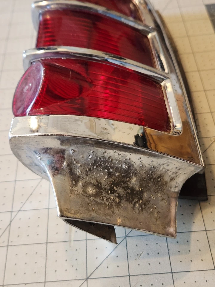 Lente bisel carcasa luz trasera derecha OEM GM 5854062 1963 Pontiac Bonneville (587)  Foto 3 de 4