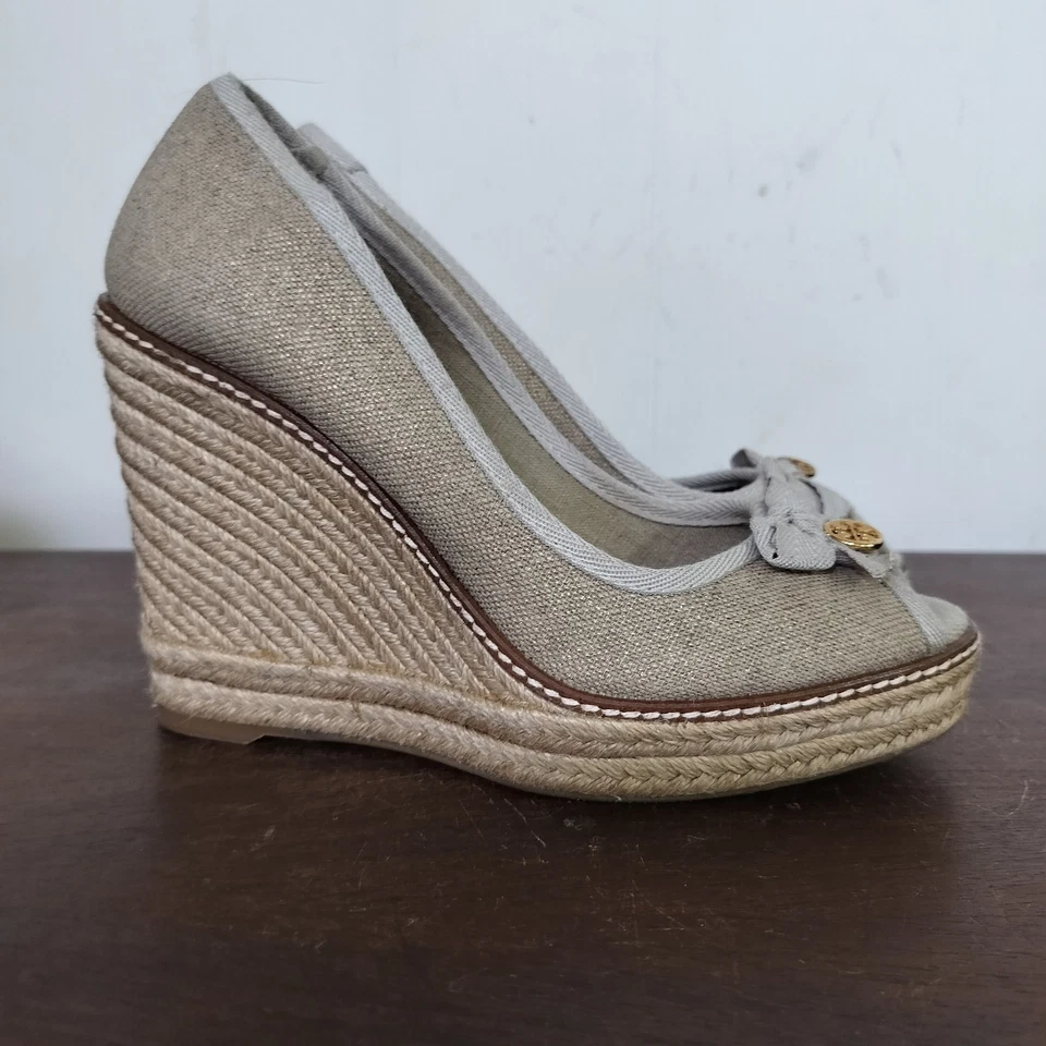 Tory Burch 9.5 B Jackie Charm Logo Peep Toe Cuña Alpargata Tacón Dorado/Beige  Foto 2 de 4