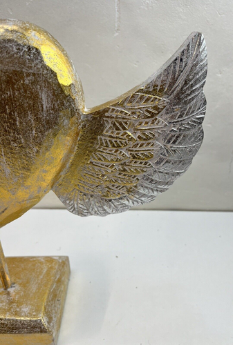 Adorno independiente corazón dorado grande sobre soporte de madera natural - Imagen 3 de 5