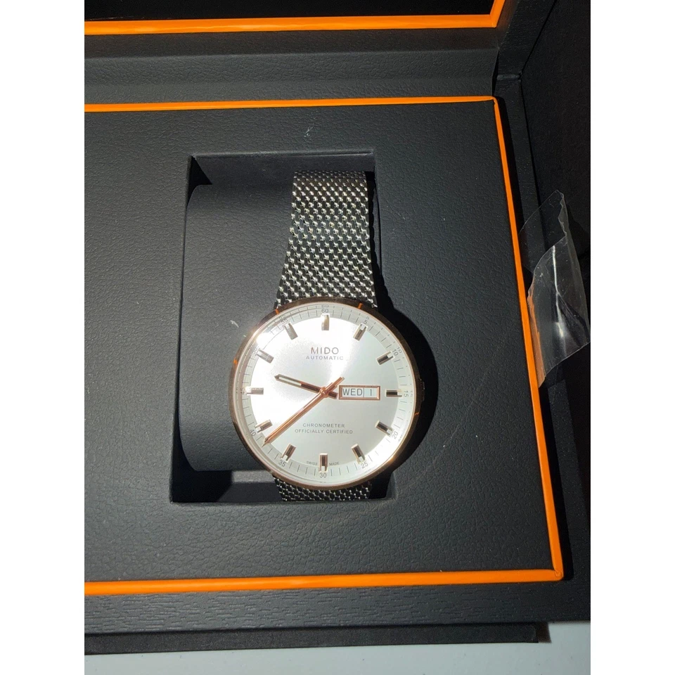 Reloj Cronómetro Automático Suizo MIDO Banda de Malla Plateada Acentos de Oro Rosa Foto 2 de 4