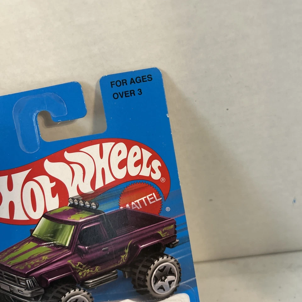 Camioneta Toyota Hot Wheels 2016 Target Exclusive Retro Series - 1987 púrpura Foto 4 de 4