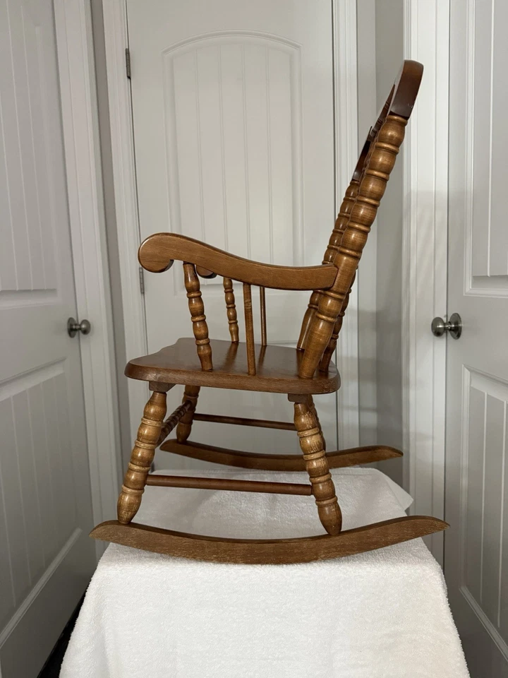 SOLO RECOGIDA LOCAL desde Santa Claus, IN. Mecedora infantil de madera Oak Hill Foto 4 de 4