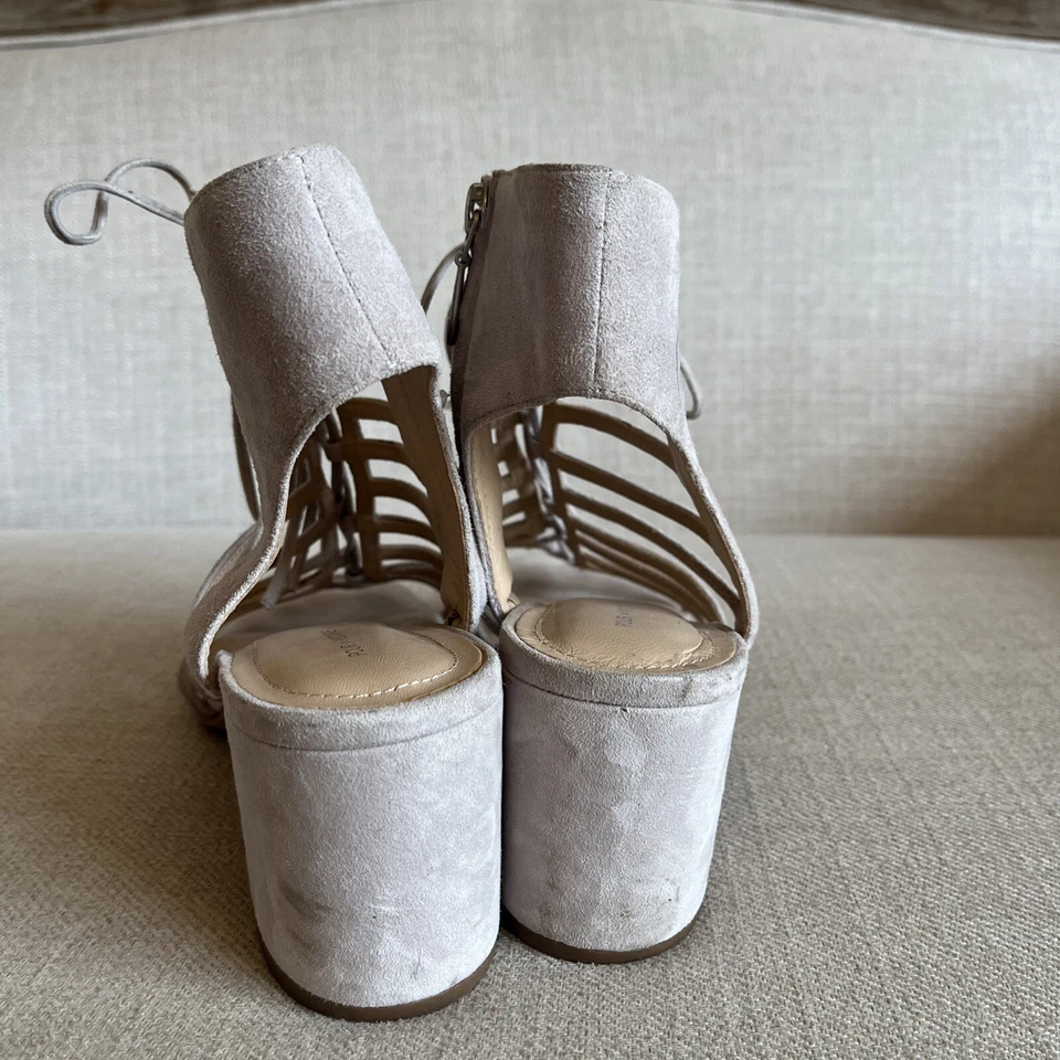 Sandalia Vestido Pour La Victoire Talla 9.5 Amabelle Niño Gamuza Tacón Bloque Color Niebla Foto 4 de 4