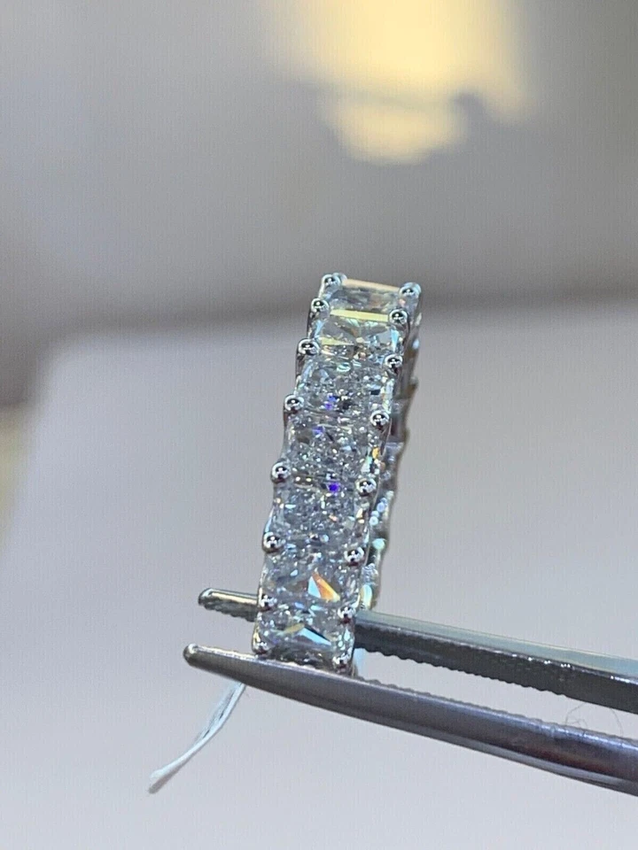 Alianza de boda de eternidad radiante de diamantes creada en laboratorio de 3 quilates enchapada en oro blanco de 14 quilates Foto 2 de 4