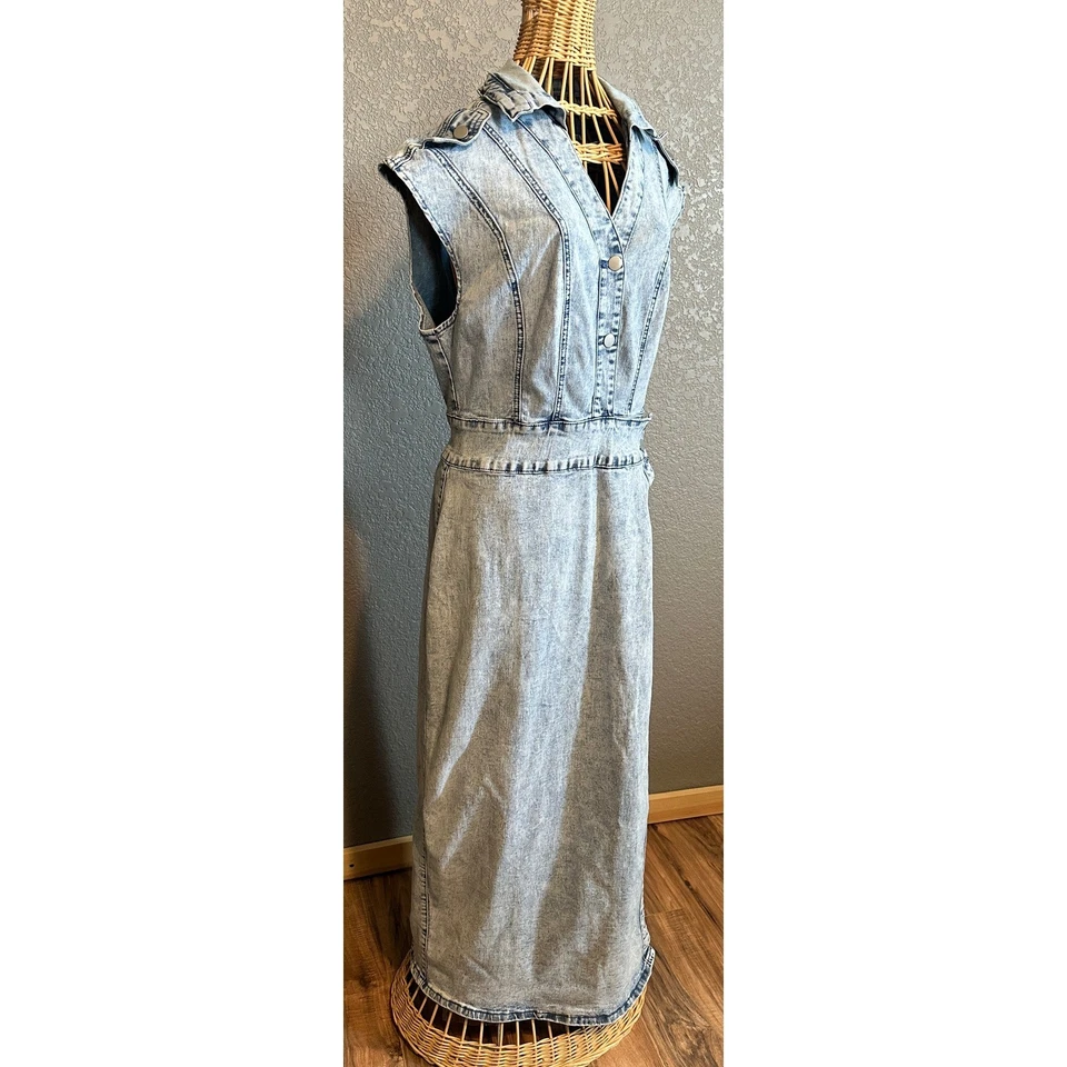 Vestido mediano de mezclilla lavado ácido vintage años 80 sin mangas midi botón abertura frontal Foto 3 de 4