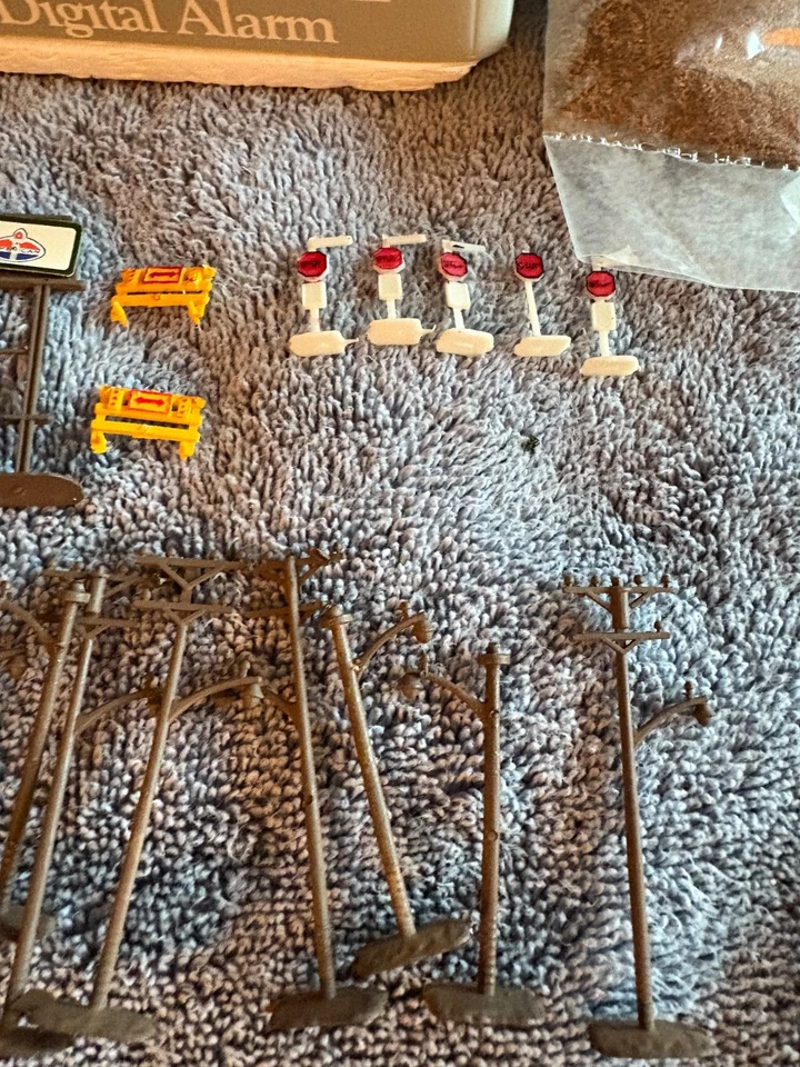 Life Like Rail Scenes HO Scale Block Telephone Poles & Billboards Random Vintage - Image 3 of 4