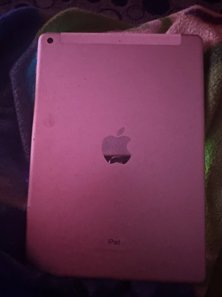 Apple iPad 6th Gen. 32GB, Wi-Fi + Cellular (Unlocked), 9.7in - Silver - Image 3 of 3