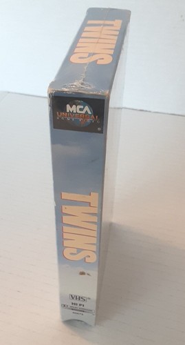 Sealed TWINS 1988 VHS Video Schwarzenegger DeVito MCA Recycled Video - Picture 5 of 6
