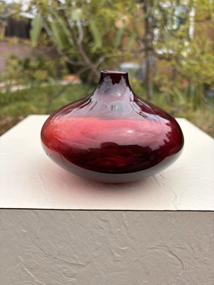 Jarrón de vidrio rojo rubí arándano IKEA Salong marca Johanna Jelinek MAI Foto 2 de 4