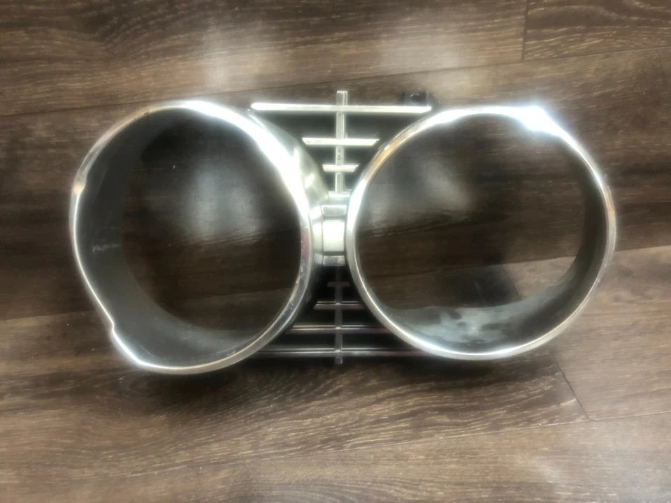 Oldsmobile Cutlass, 1965, bisel del faro derecho Foto 4 de 4