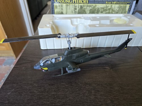 Corgi US51202 Unsung Heroes AH-1G Huey Cobra Attack Helicopter U.S.M.C. 1:48 - Bild 1 von 9