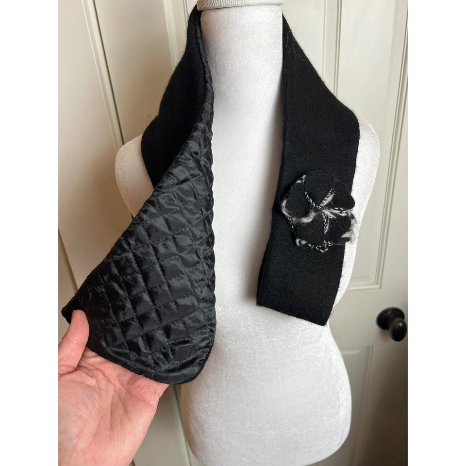 Bufanda negra de mezcla de lana con forro acolchado y acento floral hecha en Italia Foto 2 de 4