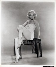 Marilyn Monroe Type I (1950s) Vintage Hollywood Leggy Cheesecake Photo 1066K