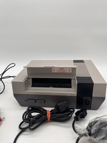 Consola Nintendo NES Control Deck con 2 mandos, adaptador de CA, cables AV - Usada