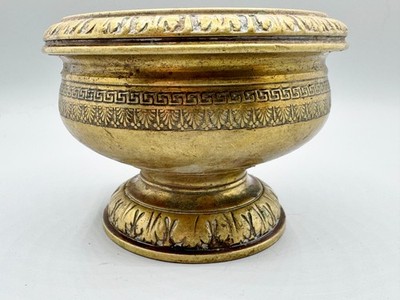 VINTAGE MESSING DEKORATIVE FUSSSCHALE - GRIECHISCHER SCHLÜSSEL & AKANTHUS DESIGN - GEALTERTE PATINA