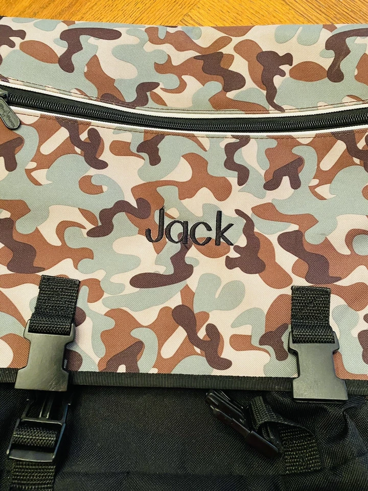 Bolso mensajero de camuflaje para niños con “Jack” bordado en la parte delantera. Foto 2 de 4