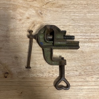 Vintage kleiner Tischschraubstock Foreign grün leicht gebogener Griff