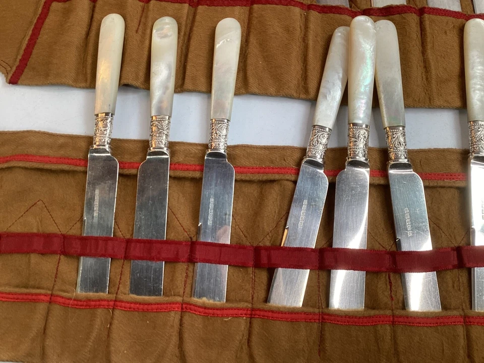 50 cuchillos de mantequilla antiguos de plata de ley con asas de madreperla estuche blando (A2) Foto 4 de 4