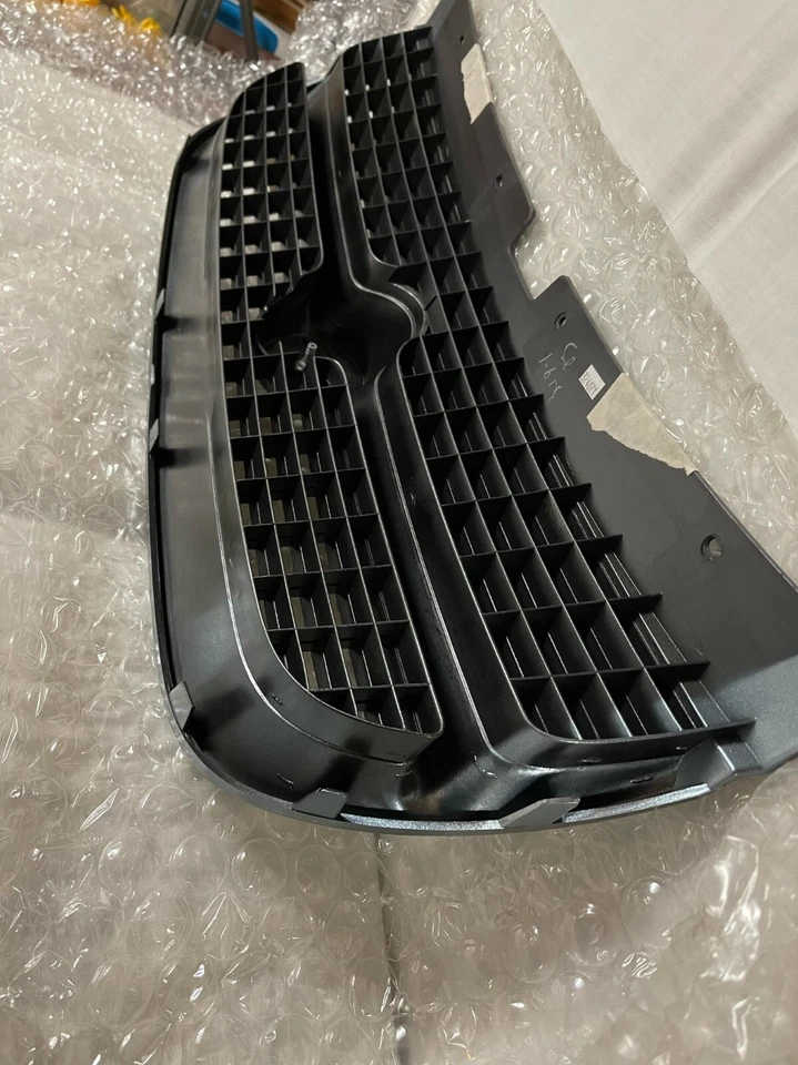 REJILLA CONVERTIBLE CHRYSLER SEBRING 1996-98 CROMADA CON MEDALLÓN EUROPEO 05288166 Foto 4 de 4