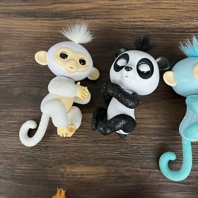 READ Fingerlings  Lot of 8 Monkey, Glitter Panda, Untamed Raptor