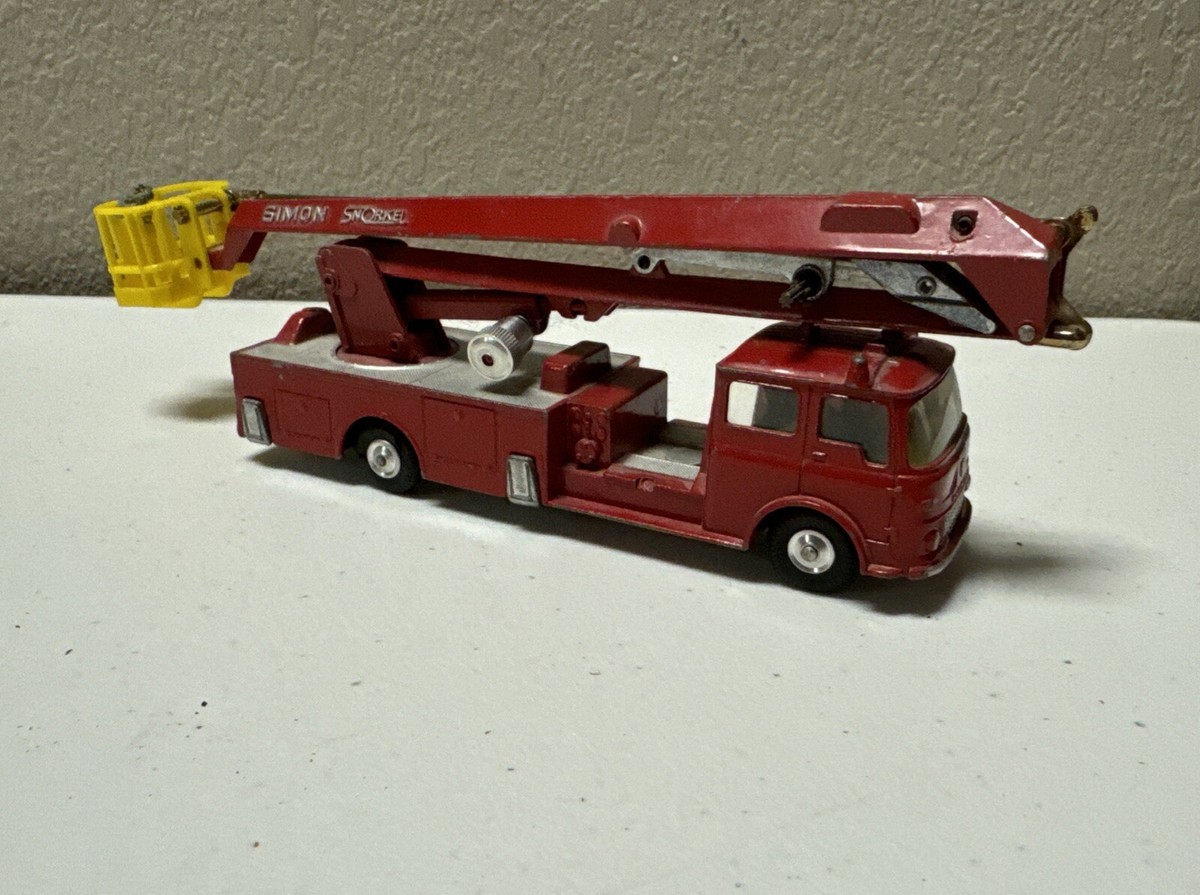 CORGI SNORKEL FIRE ENGINE イギリス製　ヴィンテージ Lot 30 - A CORGI MAJOR 1127 Simon Snorkel Fire Engine -