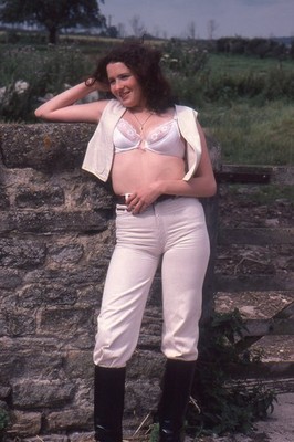 35 mm Slide - Damen in weißen Jeans und offenem Oberteil