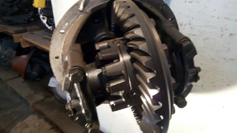 Nissan UD3000 1990 conjunto de diferencial/portador trasero relación 6,17 14 pernos Foto 2 de 4