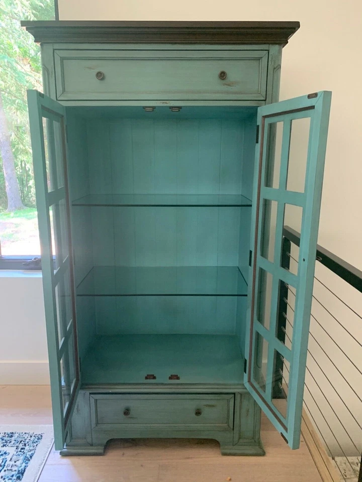 2 door, 2 drawer china hutch/cabinet w/2 inner glass shelves in moonstone blue - Image 2 of 4