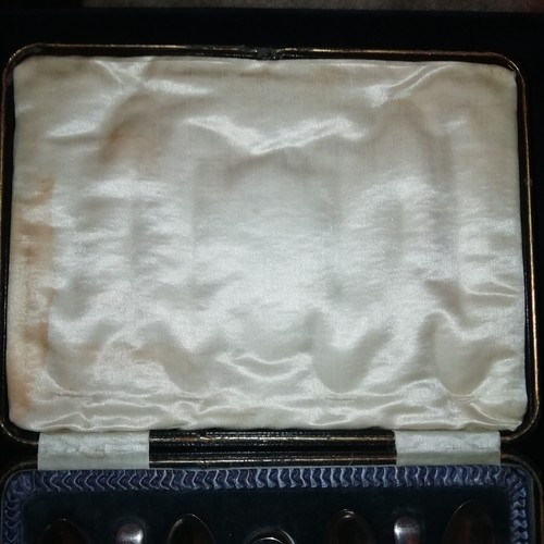 siver hallmarked Joseph Rodgers and Sons boxed silver spoons and tongs 116gr - Picture 2 of 9
