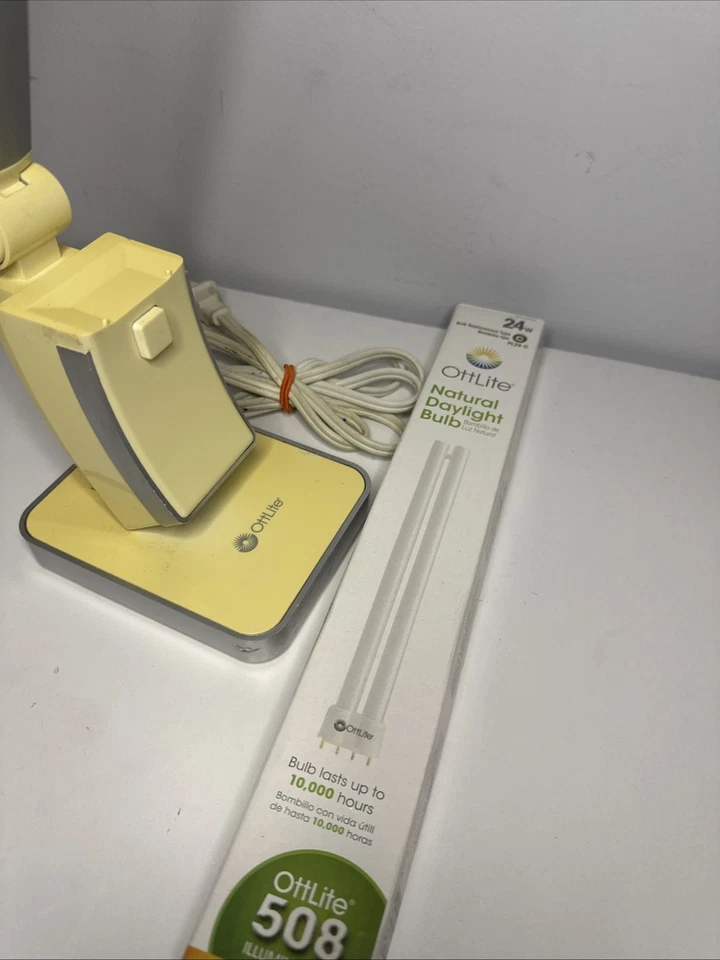 Luz de escritorio plegable ajustable OttLite GX7825, con bombilla de repuesto Foto 2 de 2